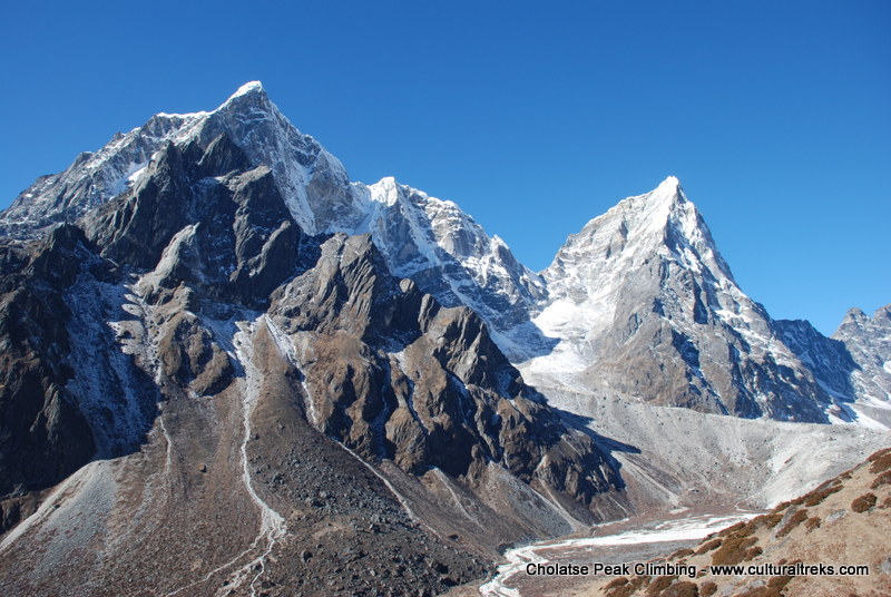 Cholatse Peak Climbing