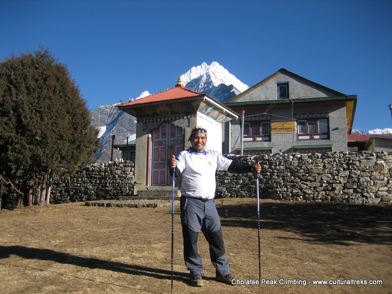 Cholatse Peak Climbing